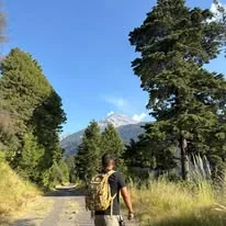 Senderista caminando hacia una montaña