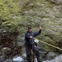 Cascada entre paredes de roca